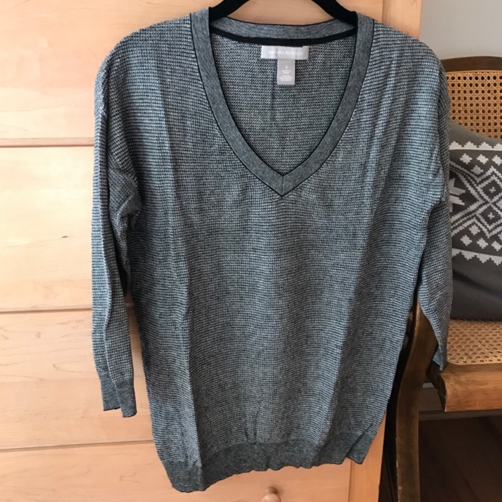 Banana Republic v neck sweater - size S